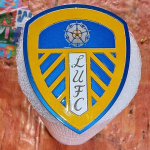โลโก้ลีดส์ยูไนเต็ด Leeds United 30 * 24 cm เหล็กหนา 2.5 มิลลิเมตรแบบแขวนติดผนังพ่นสี 2K สีพ่นรถยนต์ภายนอกสวยงามคงทนไม่ลอกไม่ร่อนไม่เป็นสนิมติดตั้งง่ายติดตั้งได้ทั้งผนังปูนไม้เหล็กและอื่นๆเก็บได้ทั้งภายนอกภายในอาคารบ้านเรือน