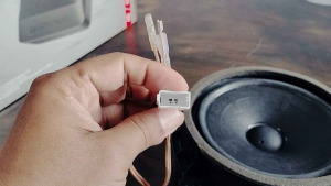 1 chiếc giắc loa sử dụng trên xe ô tô huyndai kia mobis dành cho anh em độ loa nâng cấp âm thanh trên xe không cắt trích dây ạ