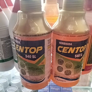 Pembasmi Rumput Liar Centop 540 SL 1 Liter\\n\\n Apa Itu Pembasmi Rumput Liar Centop 540 SL?\\n\\nPembasmi rumput liar Centop 540 SL adalah produk pembasmi rumput liar yang efektif dan ampuh. Produk ini dirancang khusus untuk membantu Anda membersihkan rumput liar di kebun dan taman dengan cepat dan mudah. Centop 540 SL berfungsi untuk membasmi aneka gulma sampai tuntas, termasuk akarnya, sehingga rumput liar tidak akan tumbuh kembali.\\n\\n Manfaat Pembasmi Rumput Liar Centop 540 SL\\n\\nPembasmi rumput liar Centop 540 SL memiliki beberapa manfaat yang signifikan bagi pemilik kebun dan taman:\\n\\n* **Efektivitas**: Centop 540 SL sangat efektif dalam membasmi rumput liar dan gulma. Produk ini dapat menghancurkan akar rumput liar, sehingga rumput liar tidak akan tumbuh kembali.\\n* **Keamanan**: Centop 540 SL aman untuk digunakan oleh manusia dan hewan peliharaan, serta tidak merusak tanaman lain di sekitarnya.\\n* **Kenyamanan**: Centop 540 SL mudah digunakan dan dapat diterapkan dengan cepat dan efisien, sehingga Anda dapat menghemat waktu dan tenaga saat membersihkan rumput liar di kebun atau taman Anda.\\n\\n Keunggulan Pembasmi Rumput Liar Centop 540 SL\\n\\nPembasmi rumput liar Centop 540 SL memiliki beberapa keunggulan yang menjadikannya pilihan yang tepat untuk Anda:\\n\\n* **Komposisi**: Centop 540 SL dirancang dengan komposisi yang tepat untuk membantu Anda membersihkan rumput liar dengan efektif.\\n* **Dosis**: Centop 540 SL dirancang dengan dosis yang tepat untuk membantu Anda membersihkan rumput liar dengan aman dan efisien.\\n* **Penggunaan**: Centop 540 SL mudah digunakan dan dapat diterapkan dengan cepat dan efisien, sehingga Anda dapat menghemat waktu dan tenaga saat membersihkan rumput liar di kebun atau taman Anda.\\n\\n Bagaimana Cara Menggunakan Pembasmi Rumput Liar Centop 540 SL?\\n\\nBerikut adalah langkah-langkah penggunaan Pembasmi Rumput Liar Centop 540 SL:\\n\\n1. **Persiapan**: Pastikan Anda telah membaca petunjuk penggunaan produk sebelum memulai proses penerapan.\\n2. **Pemilihan Waktu**: Pilih waktu yang tepat untuk menerapkan pembasmi rumput liar, yaitu saat cuaca cerah dan tidak ada angin kencang.\\n3. **Pemilihan Area**: Pilih area yang akan dibasmi rumput liar, pastikan area tersebut telah dibersihkan dari tanaman lain yang tidak ingin dibasmi.\\n4. **Penerapan**: Gunakan sprayer atau alat semprot lainnya untuk menerapkan pembasmi rumput liar secara merata pada area yang telah dipilih.\\n5. **Penutupan**: Setelah selesai menerapkan pembasmi rumput liar, tutup botol dengan rapat dan simpan di tempat yang aman.\\n\\nBerikut adalah beberapa tips penggunaan ramah lingkungan:\\n\\n* **Hindari Pemakaian Berlebihan**: Gunakan pembasmi rumput liar secukupnya saja, jangan sampai berlebihan.\\n* **Jaga Kebersihan**: Bersihkan alat semprot setelah selesai menerapkan pembasmi rumput liar.\\n* **Simpan dengan Baik**: Simpan pembasmi rumput liar di tempat yang aman dan jauh dari jangkauan anak-anak dan hewan peliharaan.\\n\\n Apa Itu Pengendali Rumput Liar 1 Liter?\\n\\nPengendali rumput liar 1 liter adalah produk pembasmi rumput liar yang dirancang khusus untuk membantu Anda membersihkan rumput liar di kebun dan taman dengan cepat dan mudah. Produk ini berfungsi untuk membasmi aneka gulma sampai tuntas, termasuk akarnya, sehingga rumput liar tidak akan tumbuh kembali.\\n\\n Manfaat Pengendali Rumput Liar 1 Liter\\n\\nPengendali rumput liar 1 liter memiliki beberapa manfaat yang signifikan bagi pemilik kebun dan taman:\\n\\n* **Efektivitas**: Pengendali rumput liar 1 liter sangat efektif dalam membasmi rumput liar dan gulma. Produk ini dapat menghancurkan akar rumput liar, sehingga rumput liar tidak akan tumbuh kembali.\\n* **Keamanan**: Pengendali rumput liar 1 liter aman untuk digunakan oleh manusia dan hewan peliharaan, serta tidak merusak tanaman lain di sekitarnya.\\n* **Kenyamanan**: Pengendali rumput liar 1 liter mudah digunakan dan dapat diterapkan dengan cepat dan efisien, sehingga Anda dapat menghemat waktu dan tenaga saat membersihkan rumput liar di kebun atau taman Anda.\\n\\n Keunggulan Pengendali Rumput Liar 1 Liter\\n\\nPengendali rumput liar 1 liter memiliki beberapa keunggulan yang menjadikannya pilihan yang tepat untuk Anda:\\n\\n* **Komposisi**: Pengendali rumput liar 1 liter dirancang dengan komposisi yang tepat untuk membantu Anda membersihkan rumput liar dengan efektif.\\n* **Dosis**: Pengendali rumput liar 1 liter dirancang dengan dosis yang tepat untuk membantu Anda membersihkan rumput liar dengan aman dan efisien.\\n* **Penggunaan**: Pengendali rumput liar 1 liter mudah digunakan dan dapat diterapkan dengan cepat dan efisien, sehingga Anda dapat menghemat waktu dan tenaga saat membersihkan rumput liar di kebun atau taman Anda.\\n\\n Pembasmi Rumput Alami dan Efektif\\n\\nPembasmi rumput alami adalah produk pembasmi rumput liar yang dirancang khusus untuk membantu Anda membersihkan rumput liar di kebun dan taman dengan cara yang alami dan efektif. Produk ini berfungsi untuk membasmi aneka gulma sampai tuntas, termasuk akarnya, sehingga rumput liar tidak akan tumbuh kembali.\\n\\n Manfaat Pembasmi Rumput Alami\\n\\nPembasmi rumput alami memiliki beberapa manfaat yang signifikan bagi pemilik kebun dan taman:\\n\\n* **Efektivitas**: Pembasmi rumput alami sangat efektif dalam membasmi rumput liar dan gulma. Produk ini dapat menghancurkan akar rumput liar, sehingga rumput liar tidak akan tumbuh kembali.\\n* **Keamanan**: Pembasmi rumput alami aman untuk digunakan oleh manusia dan hewan peliharaan, serta tidak merusak tanaman lain di sekitarnya.\\n* **Kenyamanan**: Pembasmi rumput alami mudah digunakan dan dapat diterapkan dengan cepat dan efisien, sehingga Anda dapat menghemat waktu dan tenaga saat membersihkan rumput liar di kebun atau taman Anda.\\n\\n Keunggulan Pembasmi Rumput Alami\\n\\nPembasmi rumput alami memiliki beberapa keunggulan yang menjadikannya pilihan yang tepat untuk Anda:\\n\\n* **Komposisi**: Pembasmi rumput alami dirancang dengan komposisi yang tepat untuk membantu Anda membersihkan rumput liar dengan efektif.\\n* **Dosis**: Pembasmi rumput alami dirancang dengan dosis yang tepat untuk membantu Anda membersihkan rumput liar dengan aman dan efisien.\\n* **Penggunaan**: Pembasmi rumput alami mudah digunakan dan dapat diterapkan dengan cepat dan efisien, sehingga Anda dapat menghemat waktu dan tenaga saat membersihkan rumput liar di kebun atau taman Anda.\\n\\n Kesimpulan\\n\\nPembasmi rumput liar Centop 540 SL adalah produk pembasmi rumput liar yang efektif dan ampuh. Produk ini dirancang khusus untuk membantu Anda membersihkan rumput liar di kebun dan taman dengan cepat dan mudah. Centop 540 SL berfungsi untuk membasmi aneka gulma sampai tuntas, term