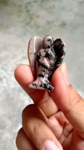 โรโดไนท์| Rhodonite #CS1 ความสูง 3.8 cm #angle สีชมพู 💕 แกะสลักนางฟ้า หินธรรมชาติ