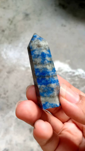 ลาพิส ลาซูลี่ | Lapis Lazuli #T02 ทรงแท่ง #point ติดไพไรต์ #pyrite สีทอง   ความสูง 5.6 cm  สีน้ำเงิน หินธรรมชาติ