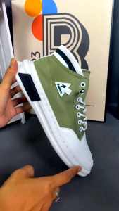 Desain Sneakers Modern: Sepatu High Fashion & Traveling