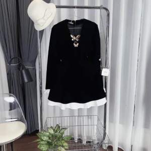 Váy nhung cứng dáng xoè phối bèo cổ chữ V