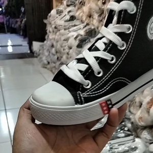 sepatu MB terbaru. bahan dari kampas. warna hitam putih