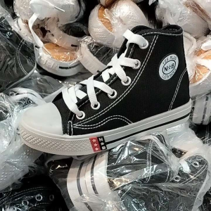 sepatu sekolah nb bot terbuat dari bahan kamvas