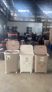 Uniglobal Elegant Woven Wicker Laundry Hamper with Secure Lid and Durable Wheels