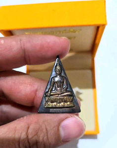 สมเด็จจิตรลดาโครงการหลวง ปี 39 พิมพ์ใหญ่ เนื้อนวะ พร้อมกล่องเดิม 🌟 สมเด็จจิตรลดาโครงการหลวง ปี 2539 เป็นหนึ่งในวัตถุมงคลที่ได้รับการสร้างสรรค์ขึ้นด้วยความประณีต โดยการสนับสนุนของโครงการหลวง ซึ่งเป็นโครงการที่มีความสำคัญในการพัฒนาชนบทไทย พระสมเด็จจิตรลดา