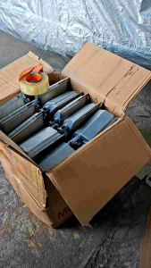 Bát gốm hồng ngoại của lò nướng thịt bánh mì doner kebab khung kim loại lưới kim loại hộp carton thiết bị nhà bếp.