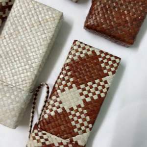 Brown Color ซองแว่น งานสานมือ จากเตยปาหนันสีน้ำตาล - กล่องดินสอ เตยปาหนัน handmade Stationary Box / Glasses Case White Brown Collection - ราคาที่รวมของ ProdPran Craft