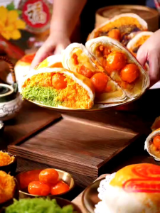 🥮ขนมเปี๊ยะอร่อยซอย8 > รุ่นทุเรียนไส้ทะลัก ไข่เค็ม 3 ลูก (ไส้ทุเรียนฝอยทอง ทองหยอดจิ๋วไข่เค็ม) ขนาด 500-600 กรัม