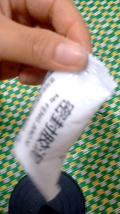 Gói xi măng dẻo màu trắng giúp bịt những vết nứt vết lở loét trên tường bịt lỗ đinh lỗ đường dây điều hoà trên tường nhà