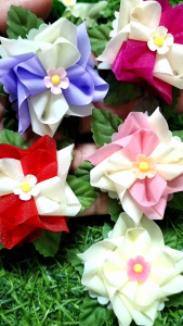 เหรียญโปรยทานดอกช่อชบา พร้อมใช้งาน 50ชิ้น