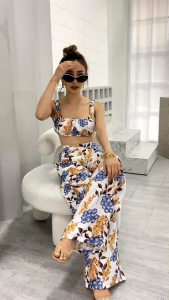 ชุดเซ็ทลายดอก เสื้อท็อปสายเดี่ยวยางยืดเพิ่มสม็อคเหนืออกและใต้อกยืดตามตัว มาพร้อมกางเกงขายาวแต่งเอวสม็อคด้านหลังยืด สม็อคเซ็อนด์ ซิปซ่อน มิตรภาพให้ดี