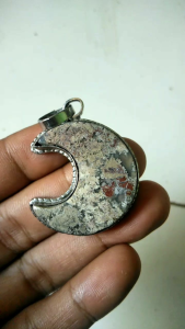 Bandul liontin motif bulan sabit