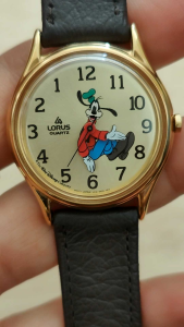 นาฬิกาญี่ปุ่น มือสอง Vintage Lorus by Seiko พร้อมกล่อง นาฬิกาการ์ตูน แขนขยับ เดินถอยหลัง ตัวเรือนสีทอง สภาพสวย สายใหม่ ระบบควอตซ์ ขนาด boy size ใส่ได้ทั้งชายหญิง เป็นอีกเรือนที่หายากมากๆ