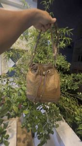 Túi 2hand đeo vai đeo chéo dạng bucket da hươu.u phong thủy aut của Ý -T197