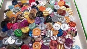 Nút sơmi nữ 2 lỗ 13mm nhiều màu.