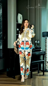 ชุดเซ็ทเสื้อ+กางเกงลินินแท้เกรดพรีเมี่ยม ชุดมาพร้อมลวดลายสวย ลายพิมพ์คมชัด โดดเด่นด้วยกระดุมมุก แขนสามารถพับเบิ้ลได้ กางเกงมีกระเป๋า ชุดนี้สวยเก๋ มีคลาสมากค่ะ มี 2 ลาย