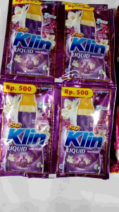 Paket Deterjen dan Pelembut Pakaian: Soklin Liquid 24 Sachet dan Royal Pelembut Pakaian 24 Sachet