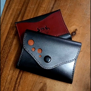 กระเป๋าสตางค์หนังแท้ แฮนด์เมด สีส้มดำ ขนาด 9x12x3cm(ฟรีพวงกุญแจหนัง1ชิ้น)