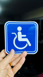 ป้ายวิลแชร์ ผู้พิการ ป้ายคนพิการ สติ๊กเกอร์คนพิการ สัญลักษณ์คนพิการ สติกเกอร์PVC เคลือบUV เนื้อเหนียวติดแน่น ทนนาน ทนแดด ทนฝน สีสดใสไม่ซีดจาง ไม่ทิ้งคราบกาว