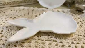 2 Dĩa trắng sứ hình thỏ dễ thương trang trí -Cute decorative rabbit-shaped white porcelain plate