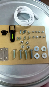 อุปกรณ์ทำถังปลา ของนักตกปลา ตัวล็อคสีดำ บานพับแสตนเลส 304 ไม่ขึ้นสนิม น้ำหนัก 9 มิล ขนาด 15*19 ซม. ยางขอบ กันคมของถังปลา 75 ซม. น็อตทำเสาไว้ยึดสายรัด 4 ตัว และน็อตไว้ยึดบานพับกับตัวล็อค 8 ตัว