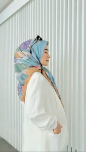 Baniescoop Azelia Mustard Hijab Segi Empat Voal Ultrafine Motif