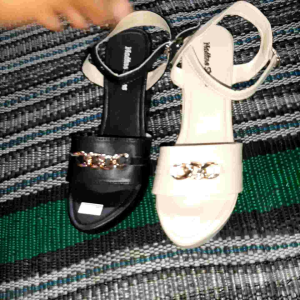 Desain Sendal Wanita Sloppi Na006: Variasi Rantai Emas Elegan