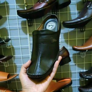 Sandal Sepatu Bustong Pria Kulit Sapi: Desain & Kualitas