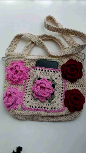 กระเป๋าถักโครเชต์ by DaCraftHouse แบบสะพายข้าง และมีหูหิ้ว ถักด้วยเชือกฟอก ฝ้าย 100% ตกแต่งด้านหน้าด้วยดอกกุหลาบ 3D พร้อมที่ใส่โทรศัพท์ มีซับใน ขนาด 25×30 cm.