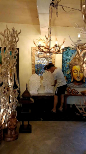 หน้ากากอินเดียแดง ไม้แกะสลักรูปหน้ากากอินเดียแดงแกะสลักจากไม้จามจุรีแท้ๆทำสีขาววินเทจ เหมาะสำหรับแต่งบ้าน คาเฟ่ โรงแรม ไม้แกะสลักงานตกแต่งติดผนัง หน้าอินเดียแดงติดผนังงานวินเทจสวยๆ handmade 100% งานมีเพียง 2 ชิ้นเท่านั้น พร้อมส่งไว/ฟรี