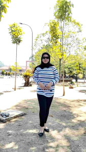 Pakaian Wanita Oval Motif Salur Bahan Katun Adem