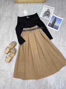 Set áo đen trễ vai mix chân váy kaki dài siêu sang chảnh