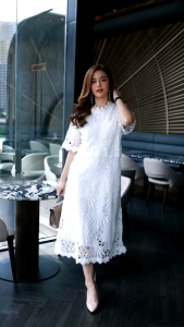 เดรสลูกไม้เนื้อหนาเกรดพรีเมี่ยม ใช้ลายลูกไม้สวยหรูมากค่ะ ดีเทลใช้ผ้าลูกไม้เนื้อบางแต่งกุ้นที่ชุดได้สวยและลงตัวมากค่ะ เดรสมีซับในอย่างดีทั้งตัว ซิปซ่อนด้านหลังง่ายต่อการสวมใส่ ชุดงานสไตล์เรียบหรูสวยมากคะ ใครมองหาชุดใส่ออกงานต้องตัวนี้เลยค่ะ สวยเด่นงานคุณภ