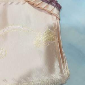 🔔🏡ผ้าม่านหน้าต่าง ชนิดสอดเชือกหรือไม้ก็ได้ *มีสายรวบผ้าม่านติดกับตัวผ้าม่าน ขนาดผ้าม่าน 2ผืน (เหมือนในรูป) = กว้าง 2 เมตร X สูง 1.35 เมตร ✅ ขนาดหน้าต่างมาตรฐานสามารถใช้ได้ หรือ สูงไม่เกิน 1.35 เมตร กว้างไม่เกิน 2 เมตร หรือขนาดต่ำกว่าที่กำหนดนี้ สามาร