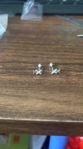 1 chiếc nụ tai bạc hình ngôi sao lấp lánh