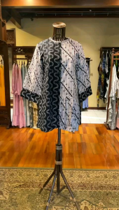 Nirina Tunik Katun by Dian Pelangi LIMITED EDITION Baju Blouse Atasan Kemeja Blus Hijab Kerja Kantor Casual Formal Pesta Pernikahan Kondangan Lebaran Wanita Hijaber Cantik Anggun Modis Modern Simple Elegan Mewah Korea Model Korea Terbaru Motif Batik