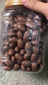 Socola sữa hạnh nhân Kirkland Milk Chocolate with Admonds của Mỹ lẻ 450gr và hộp 1.36kg