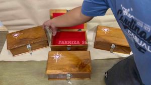 PROMO! KOTAK MORI PSHT Ukir Hati Bersinar Warna Glos Natural / Kotak Mori Terbuat Dari Kayu Jati Motif Hati Bersinar / Kotak Ikat Pinggang Pencak Silat / Tempat Mori Psht Termurah / Kotak Mori Anti Rayap / Kotak Mori Kayu Jati Ukir / Kotak Box Penyimpanan