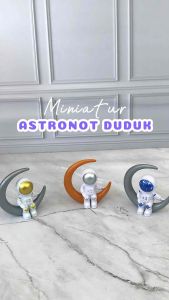 HIASAN KUE TART ASTRONOT DUDUK BULAN ASTRONOT SIT MINIATUR CAKE BIRTHDAY TART ANAK KECIL BOCIL TANCAPAN KUE MOON PLANET LUAR ANGKASA CAKE TOPPER FIGURE ASTRONOT AND MOON BAHAN PLASTIK