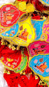 ห้อยหน้ารถรูปหลวงปู่ศิลาใบโพธิ์คละสี แขวนหน้ารถแคล้วคลาดปลอดภัย