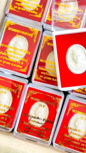 พระผงดวงเศรษฐี หลวงปู่มหาศิลาสิริจันโท  พร้อมตลับกำทะหยี่สีแดงอย่างดี บรรจุตลับสวยงาม