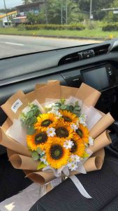 ดอกทานตะวัน ช่อดอกไม้ ดอกไม้ประดิษฐ์ แบบเป็นน้ำเงิน ดอกไม้รับปริญญา ปัจฉิมวันเกิด วันครบรอบ