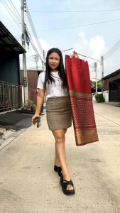 ผ้าไหมผ้าไทย➖คำอธิบาย สินค้า➖ ***ผ้าถุงป้ายข้างติดตะขอไหม สังเคราะห์ ***ทอลายทอเคื่อง (ไม่ซับกาว) ฟรีไซร้ป้ายข้างติดตะขอ(แถมตะขอ2คู่) สามารถปรับตอขอได้ รอบเอวฟรีไซร้ ใส่ได้ตั้งแต่ 22-42นิ้ว ***ผ้ากว้าง 57-58นิ้ว ***ความยาวของผ้า นิ้ว35-36นิ้ว ภาพถ่ายH