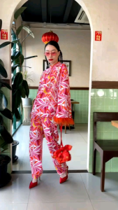 ชุดกี้เพ้าต้อนรับปีกระต๋ายมาแล้วจ้า ปีนี้ออกแบบเป็นเสื้อคอจีน แขนขนนกและแมทกับกางเกงขายาว ลายกราฟฟิกในการผลิตชุด ดีไซน์ของ vshopbrand ใส่แล้วไม่ซ้ำใครจ้า