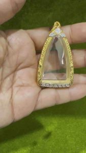 กรอบพระทรงสามเหลี่ยมแกะลายฝังเพชร กรอบทองอิตาลี่ ขนาดจอ สูง 3.8ซม.กว้าง2.3 ซม.สำหรับใส่พระหล่อ ปู่ทวด ชินราช โสธรหรือพระที่มีขนาดเดียวกันงานกรอบสวยงามคุณภาพดีเยี่ยมเแกะลายและฝังเพชรโดยฝีมือช่างทองไทยสวยทนคุ้มค่าไม่ลอกดำง่าย