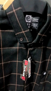 Baju Kemeja Cowok dan Cewek Flanel Pria Lengan Panjang Terbaru\\n\\n Apa Itu Baju Kemeja Flanel?\\n\\nBaju kemeja flanel adalah jenis pakaian yang populer di kalangan pria dan wanita. Bahan flanel digunakan untuk membuat kemeja ini karena sifatnya yang hangat dan nyaman.\\n\\n Sejarah Baju Kemeja Flanel\\n\\nBaju kemeja flanel memiliki sejarah yang panjang dan telah menjadi bagian dari budaya fashion selama berabad-abad. Flanel pertama kali ditemukan di Wales pada abad ke-16 dan sejak itu berkembang menjadi bahan populer untuk pakaian musim dingin.\\n\\n Jenis-Jenis Bahan Flanel\\n\\nAda beberapa jenis bahan flanel yang digunakan dalam pembuatan kemeja, seperti:\\n\\n- Flanel katun: bahan ini ringan dan nyaman digunakan.\\n- Flanel wool: bahan ini lebih tebal dan hangat, cocok untuk cuaca dingin.\\n- Flanel campuran: bahan ini menggabungkan sifat-sifat dari bahan lain, seperti katun dan wool.\\n\\n Kelebihan Baju Kemeja Flanel\\n\\nBaju kemeja flanel memiliki banyak kelebihan, antara lain:\\n\\n Kenyamanan dan Fleksibilitas\\n\\nKemeja flanel sangat nyaman dipakai karena sifatnya yang lembut dan hangat. Selain itu, kemeja flanel juga fleksibel sehingga dapat digunakan untuk berbagai acara dan situasi.\\n\\n Tampilan Stylish\\n\\nKemeja flanel juga dapat memberikan tampilan stylish bagi pemakainya. Dengan berbagai pilihan warna dan desain, kemeja flanel dapat menjadi pilihan yang tepat untuk menambah gaya Anda.\\n\\n Bagaimana Memilih Baju Kemeja Flanel yang Nyaman?\\n\\nUntuk memilih kemeja flanel yang nyaman, ada beberapa hal yang perlu diperhatikan, antara lain:\\n\\n Ukuran dan Bentuk\\n\\nPastikan ukuran kemeja flanel sesuai dengan tubuh Anda. Pilih bentuk kemeja yang sesuai dengan gaya Anda, seperti kemeja lurus atau kemeja berkerah.\\n\\n Bahan dan Kualitas\\n\\nPilih kemeja flanel yang terbuat dari bahan berkualitas tinggi. Pastikan kemeja flanel tidak mudah robek dan memiliki sifat yang lembut.\\n\\n Cara Merawat Baju Kemeja Flanel\\n\\nUntuk menjaga kemeja flanel tetap awet dan nyaman dipakai, ada beberapa hal yang perlu diperhatikan, antara lain:\\n\\n Cara mencuci\\n\\nCuci kemeja flanel dengan air dingin dan deterjen yang sesuai. Jangan gunakan mesin cuci dengan kecepatan tinggi karena dapat merusak kemeja flanel.\\n\\n Cara Menyimpan\\n\\nSimpan kemeja flanel di tempat yang kering dan aman. Jangan gantung kemeja flanel dengan hanger yang terlalu keras karena dapat merusak bentuk kemeja.\\n\\nDengan memperhatikan tips di atas, Anda dapat memilih dan merawat kemeja flanel dengan baik. Selamat mencoba!\n}