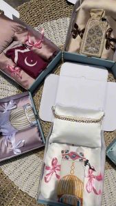 SET HAMPERS 9: MUKENA ARMANI SILK+ SAJADAH + TASBIH DIGITAL