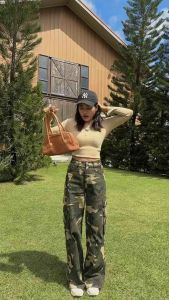 กางเกงทรงกระบอกคาร์โก้เอวสูงลายทหาร